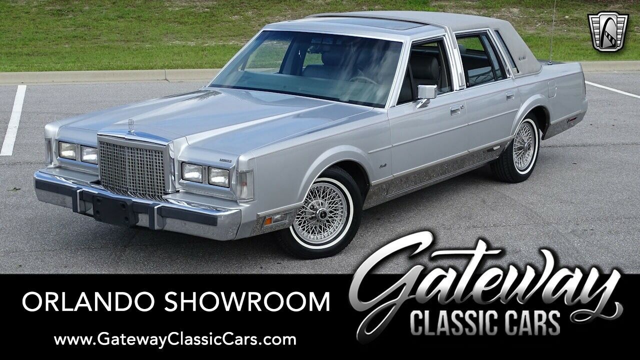 1986 Lincoln Town Car Signature Series Ilver 1986 Lincoln Town Car  5.0 V8 4 Speed Automatic Available Now!